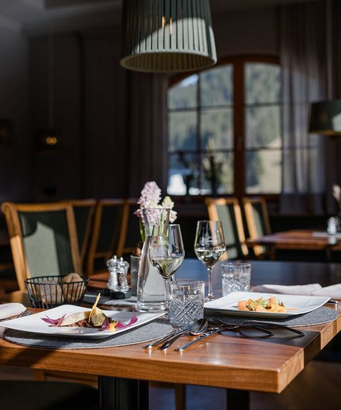 Gedeckter Tisch Restaurant | Kulinarik Hotel Großarl | 4 Sterne Hotel Bergzeit