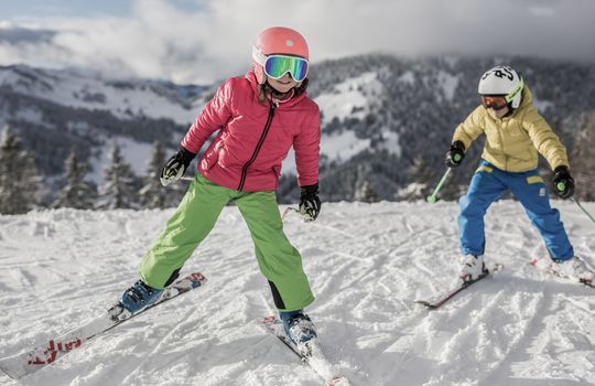 Familie beim Skifahren | 4 Sterne Hotel Bergzeit
