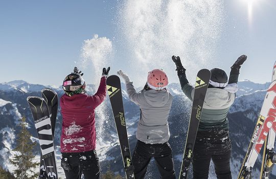 Familie im Schnee | Hotel Großarl | 4 Sterne Hotel Bergzeit